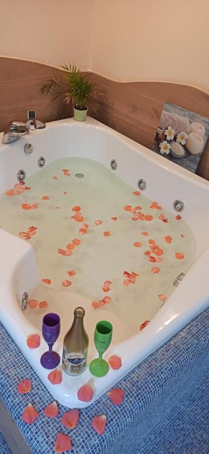 Central Terrace Escape With Jacuzzi ทิมิชัวรา ภายนอก รูปภาพ