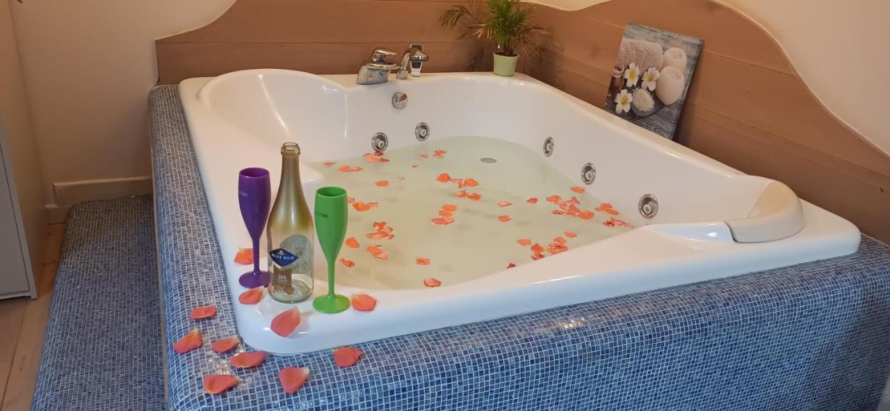Central Terrace Escape With Jacuzzi ทิมิชัวรา ภายนอก รูปภาพ