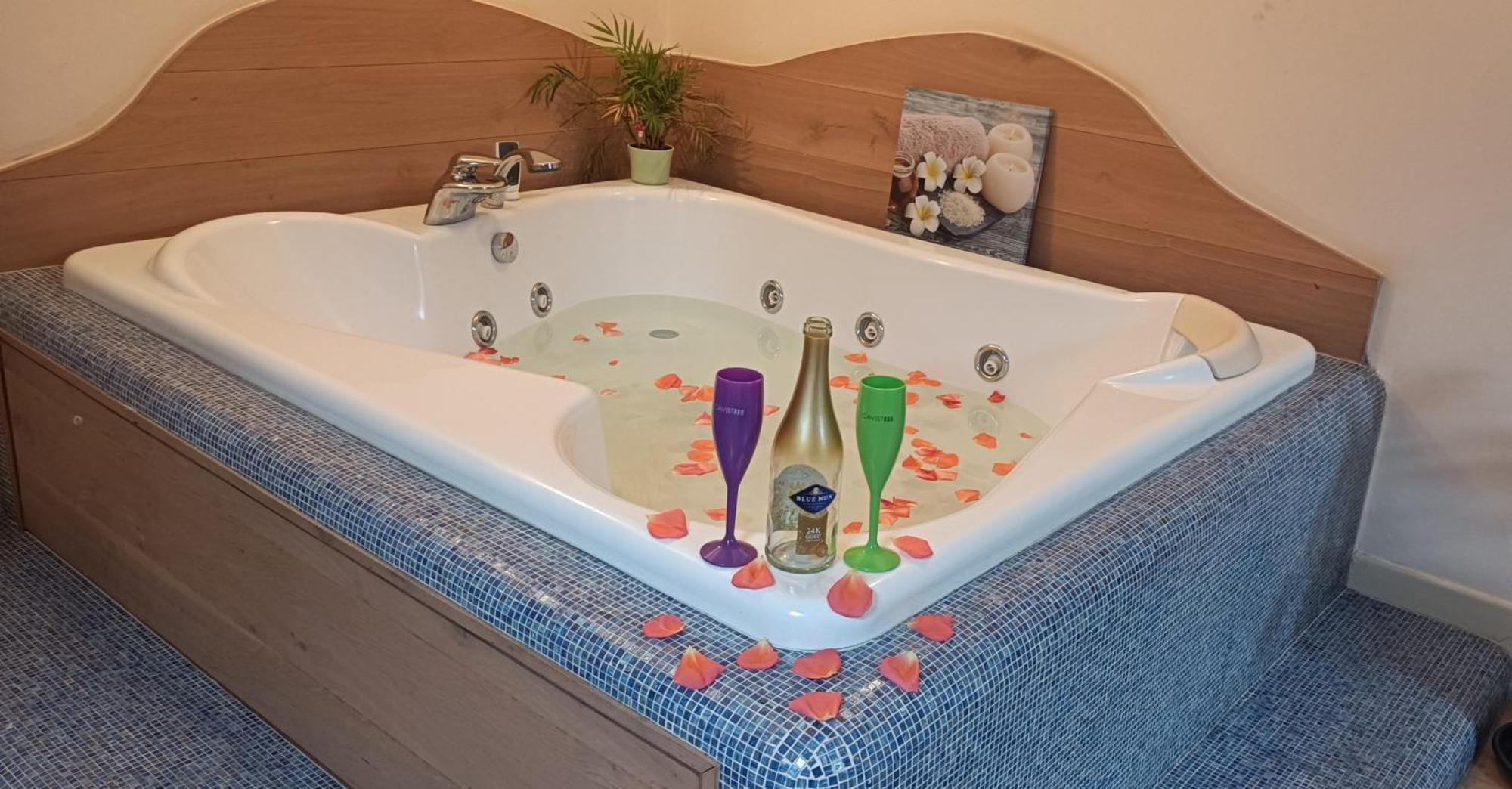 Central Terrace Escape With Jacuzzi ทิมิชัวรา ภายนอก รูปภาพ